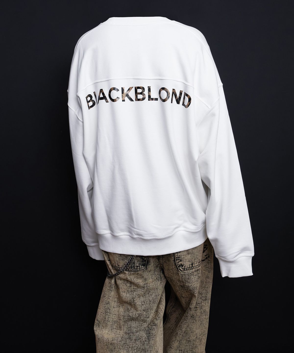 블랙블론드(BLACKBLOND) 비비디 레오파드 클래식 스마일 로고 스웨트셔츠 (화이트)