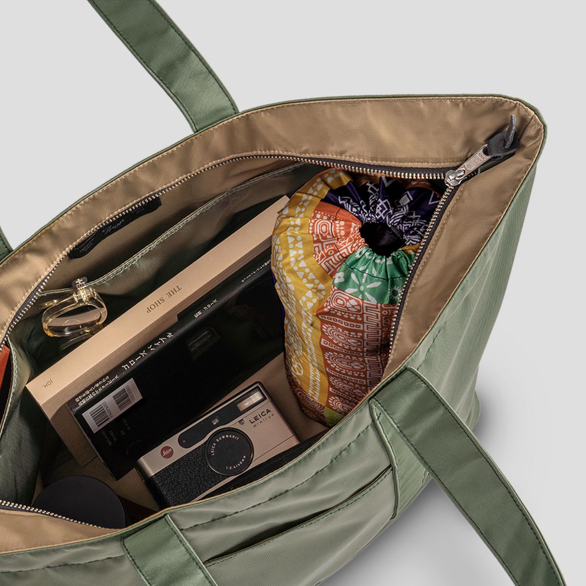 티알브이알(TRVR) Staple Travel Tote Olive