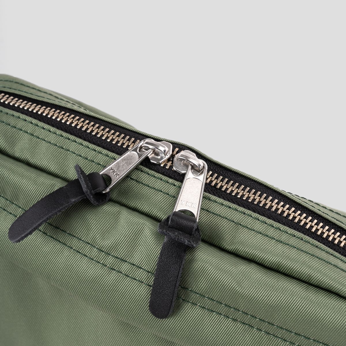티알브이알(TRVR) Staple Travel Pouch Olive