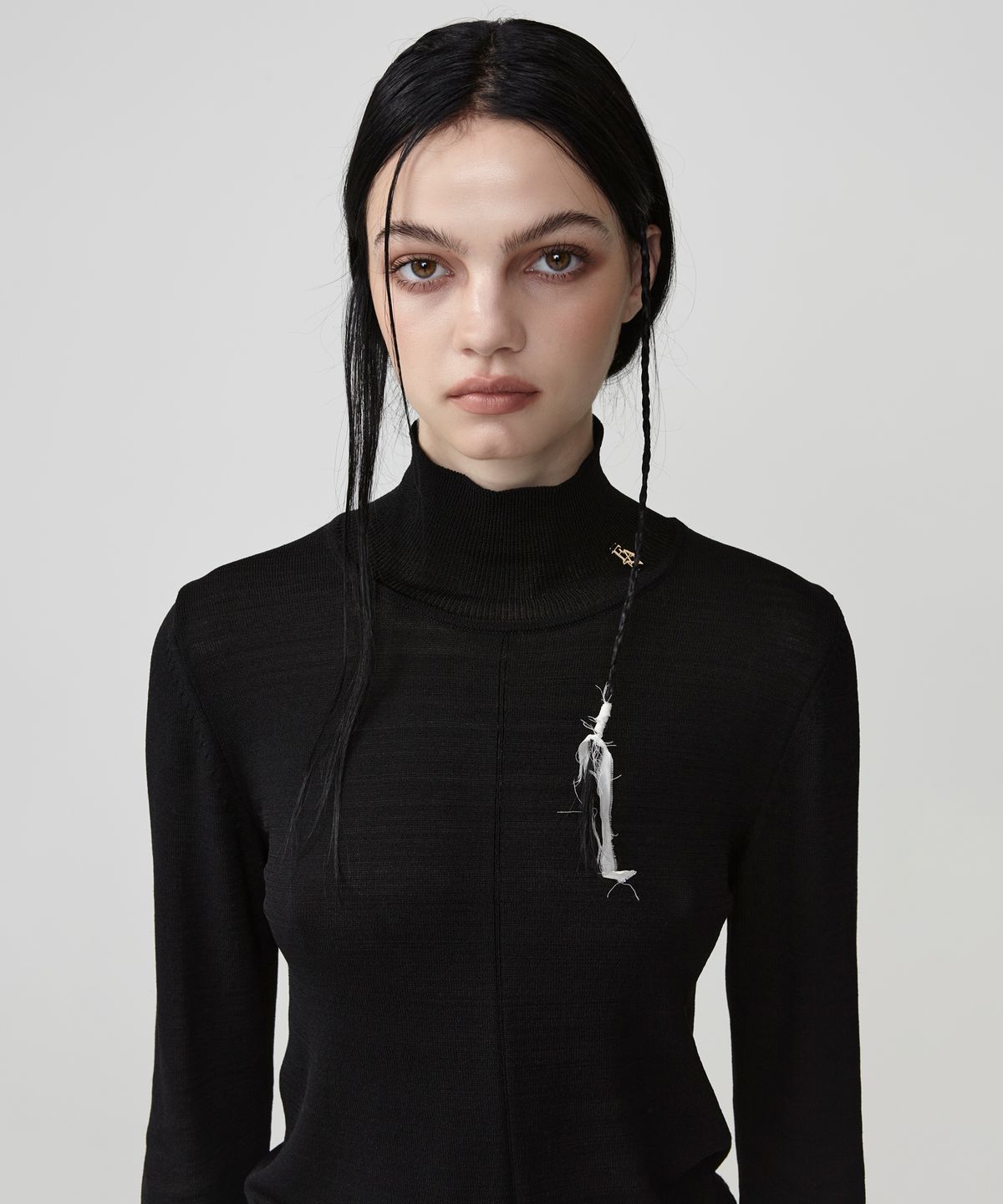 이안조(EAN JO) VISCOSE TURTLENECK SHEER KNIT TOP (BLACK)