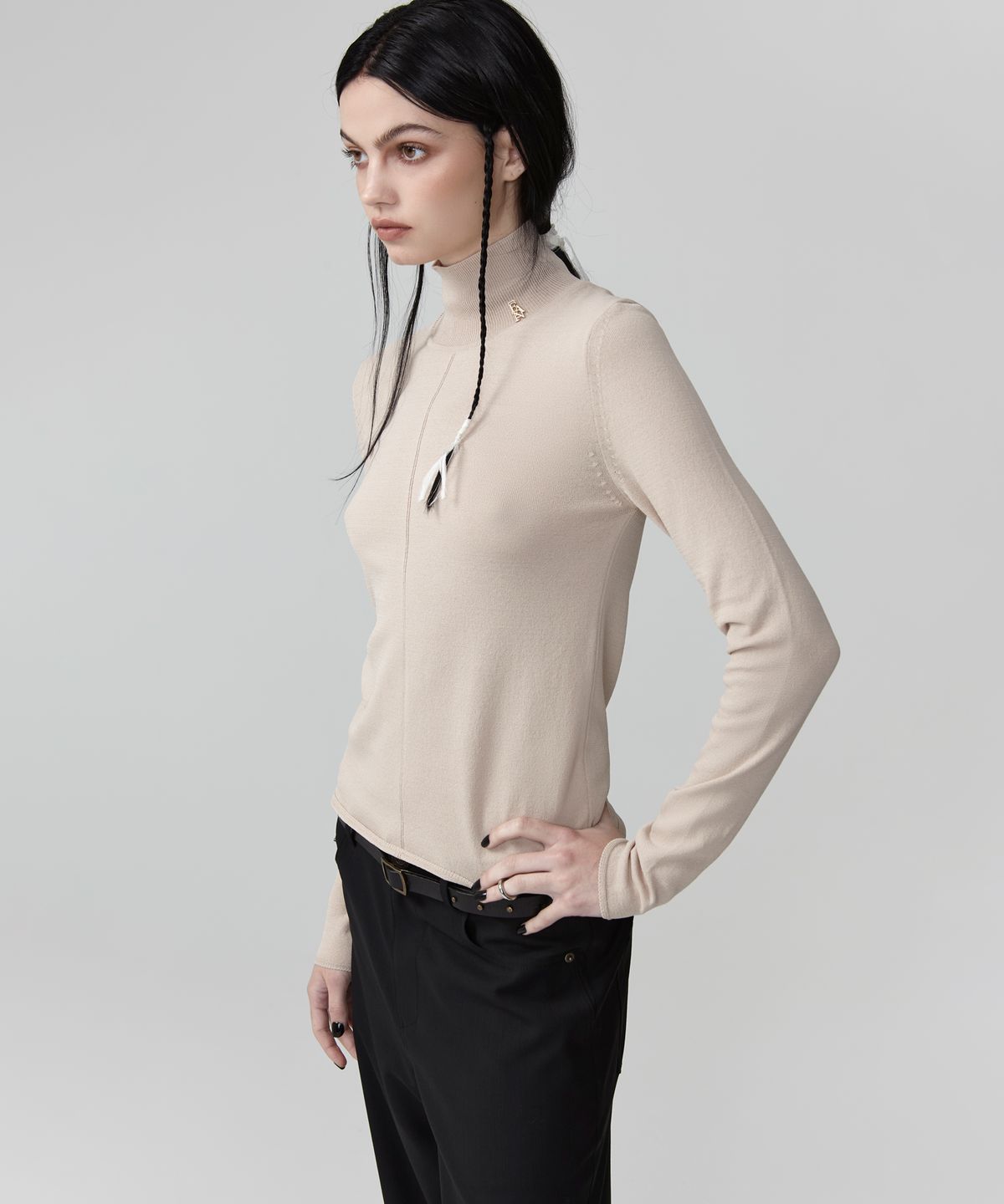 이안조(EAN JO) VISCOSE TURTLENECK SHEER KNIT TOP (SAND BEIGE)
