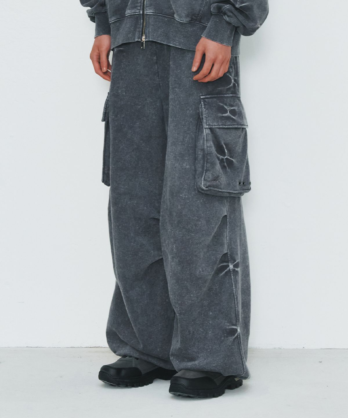 메종미네드(MAISON MINED) PINCH CARGO SWEATPANTS BLUE