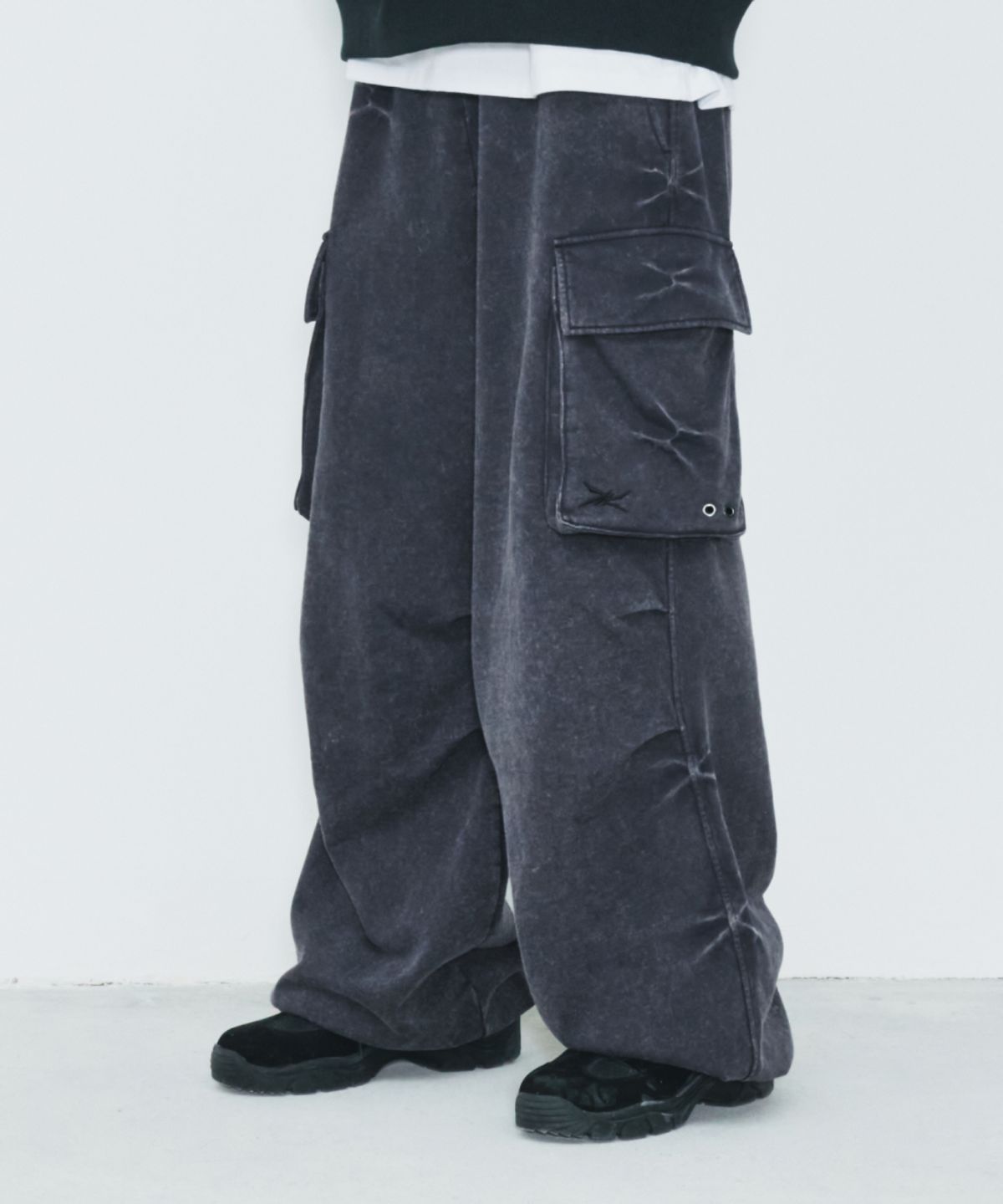 메종미네드(MAISON MINED) PINCH CARGO SWEATPANTS CHARCOAL