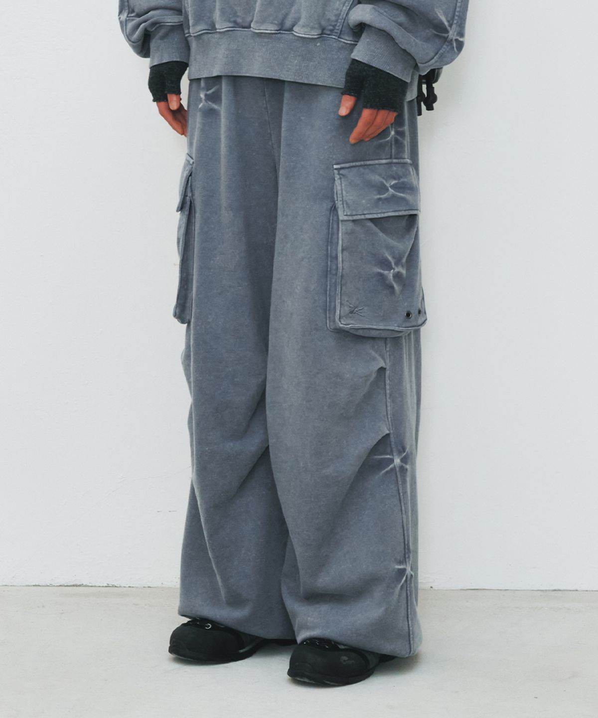 메종미네드(MAISON MINED) PINCH CARGO SWEATPANTS CHARCOAL