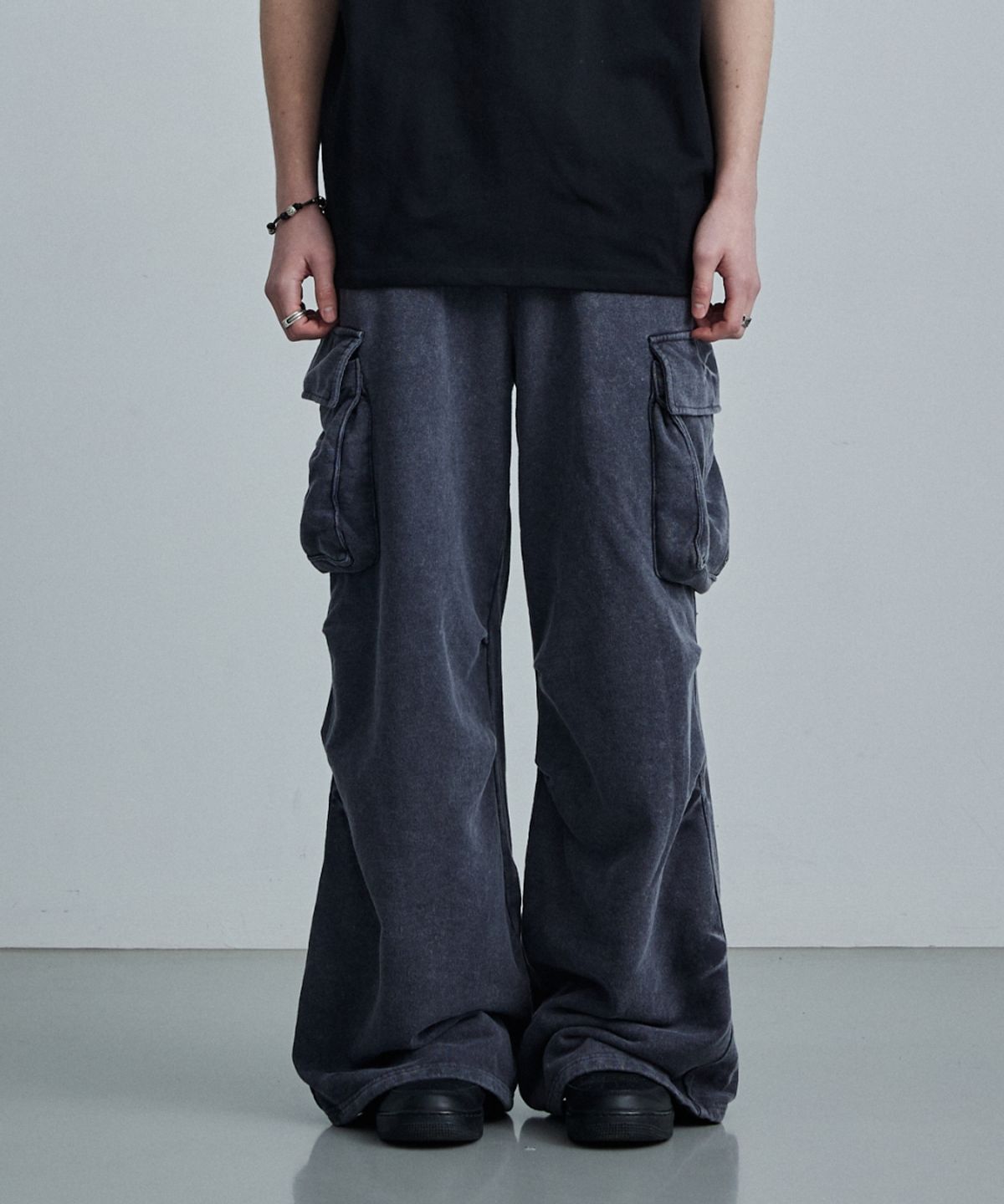 메종미네드(MAISON MINED) PINCH CARGO SWEATPANTS CHARCOAL