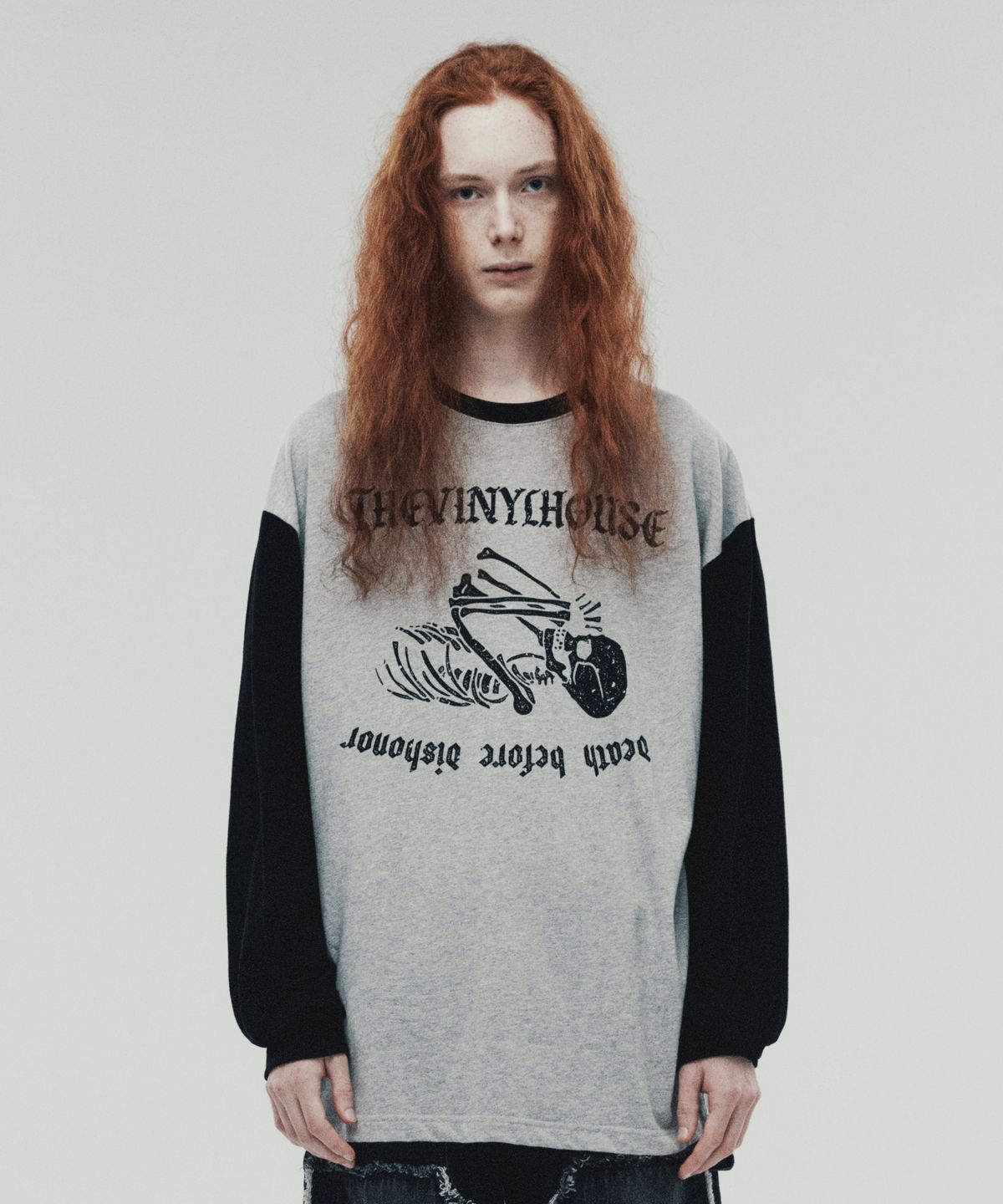 더바이닐하우스(THEVINYLHOUSE) PRAY FOR LS TEE GREY (VH2DFUT553A)