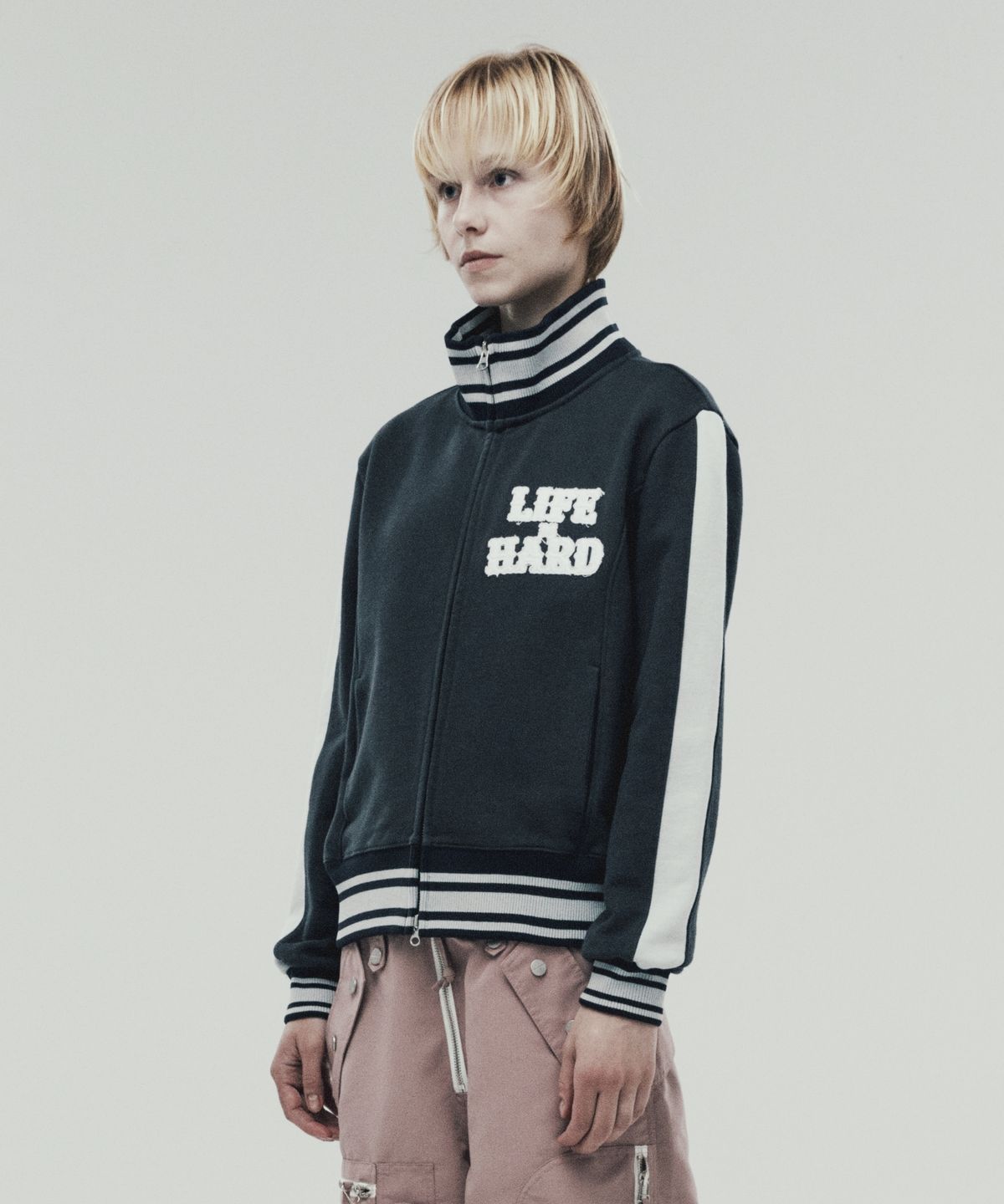 더바이닐하우스(THEVINYLHOUSE) LIFE IS HARD FULL ZIP SWEATSHIRT CHARCOAL (VH2DFUM482A)
