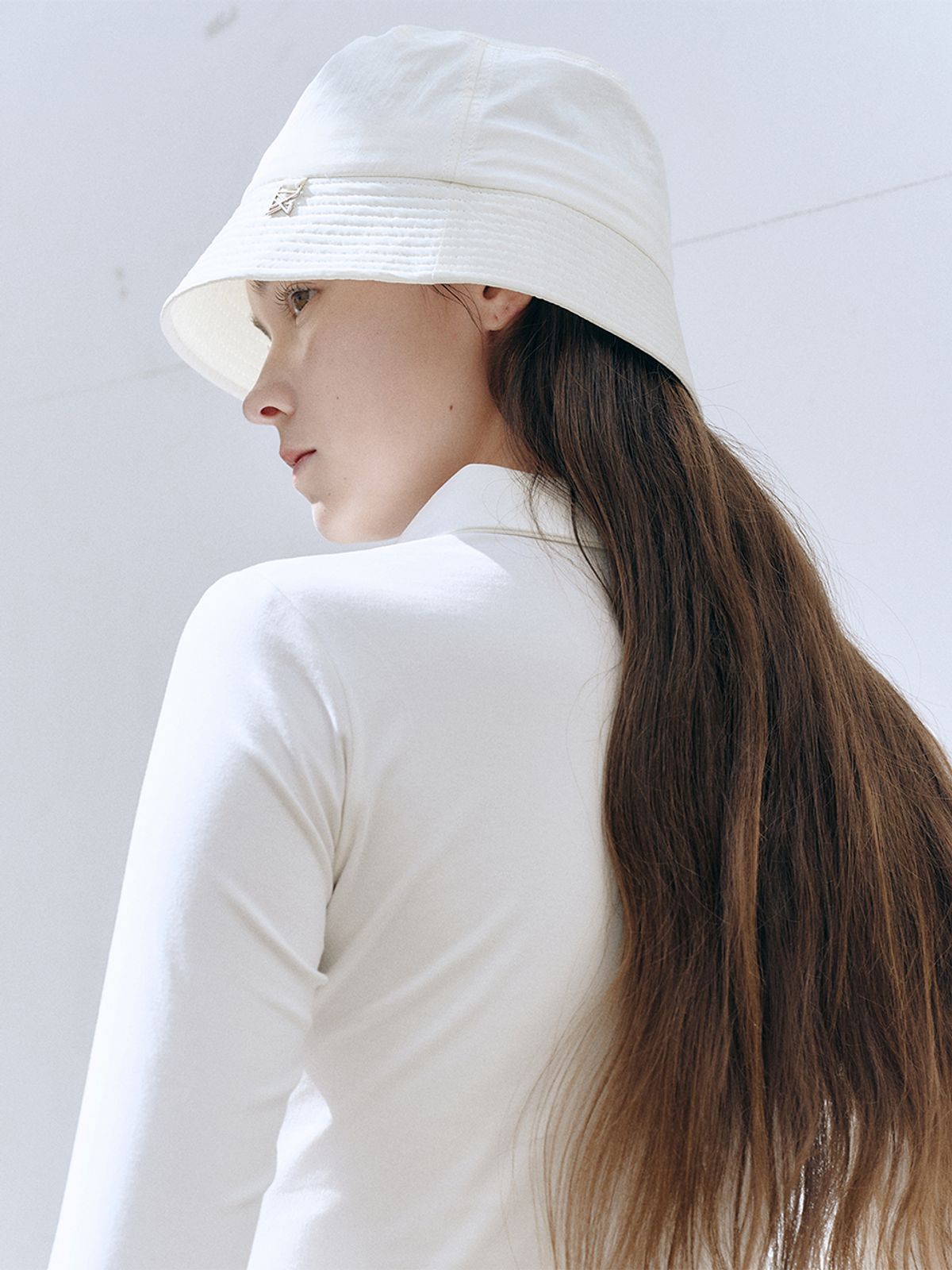 버뮤다그래스(BERMUDAGRASS) 글로시 버킷햇_WHITE