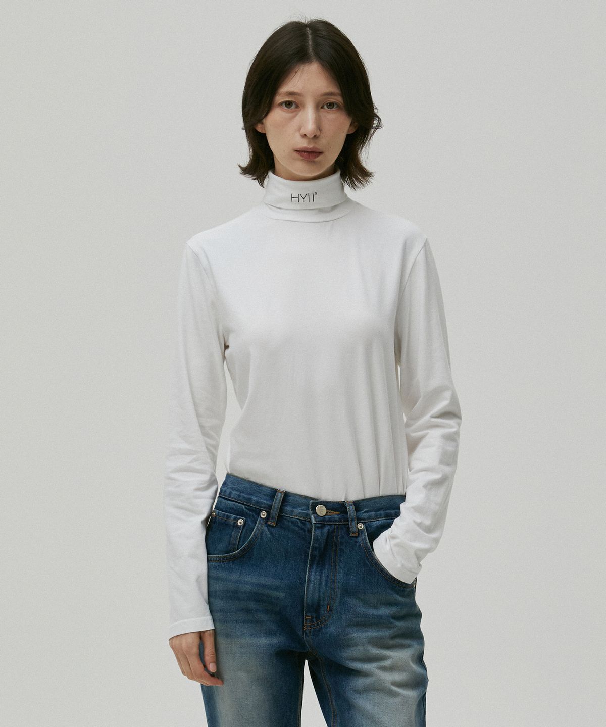 하이투(HYIIⁿ) 스탠다드 핏 터틀넥 풀오버 [화이트]