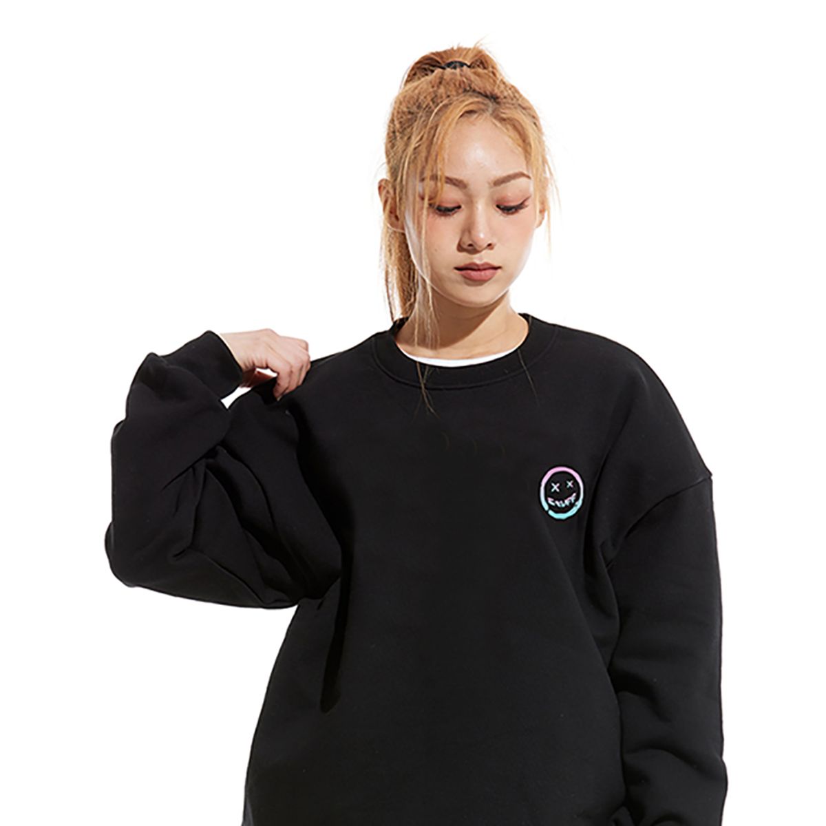 스터프(STUFF) 스마일 로고 맨투맨 블랙