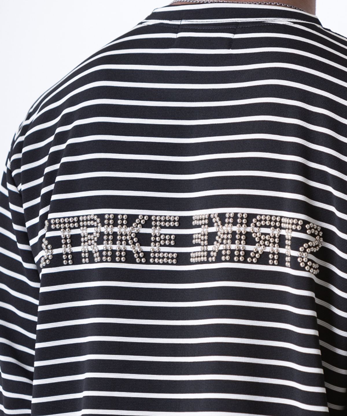스트라이크(STRIKE) Artwork Stud Striped T-shirt (BLACK)