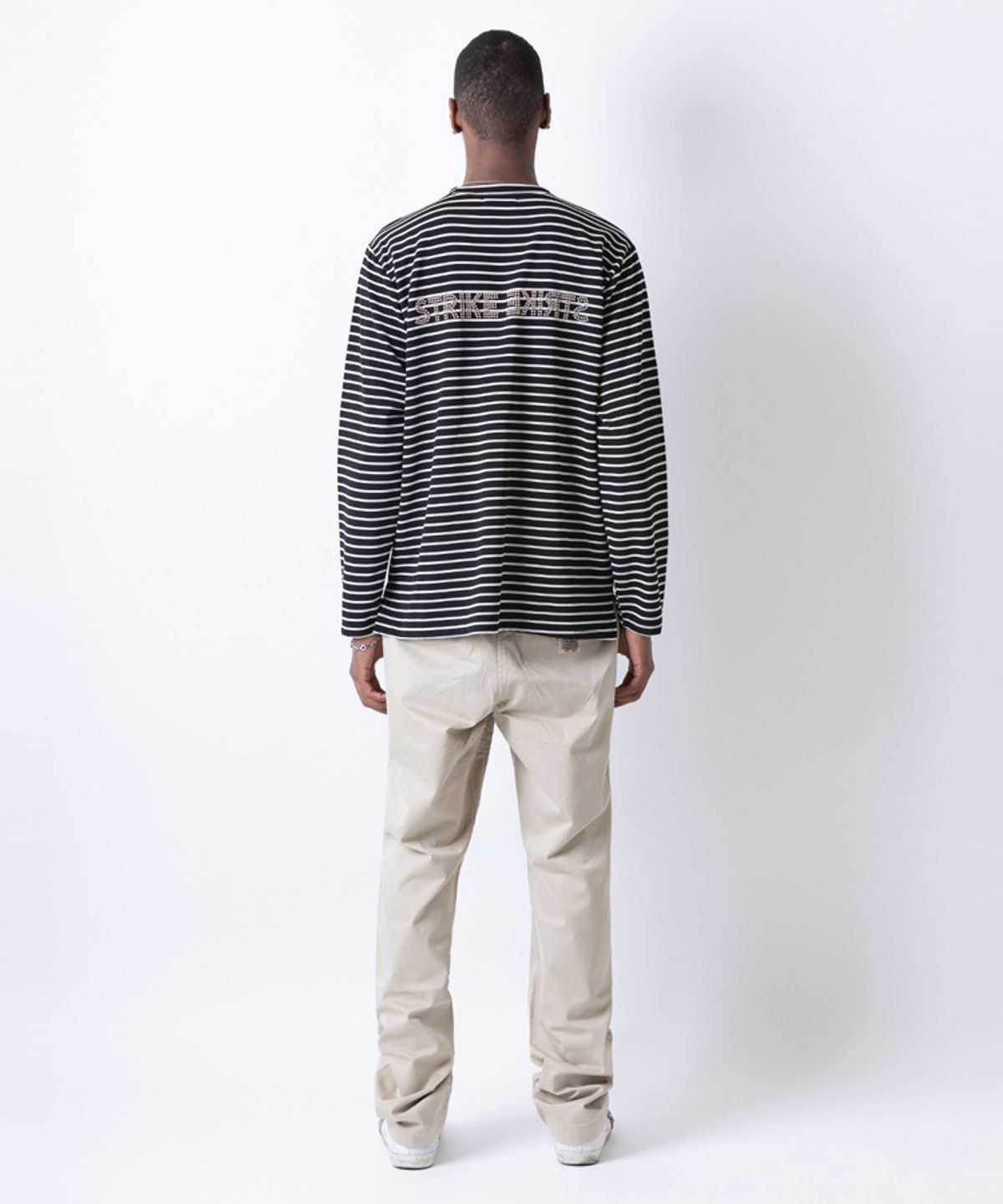 스트라이크(STRIKE) Artwork Stud Striped T-shirt (BLACK)