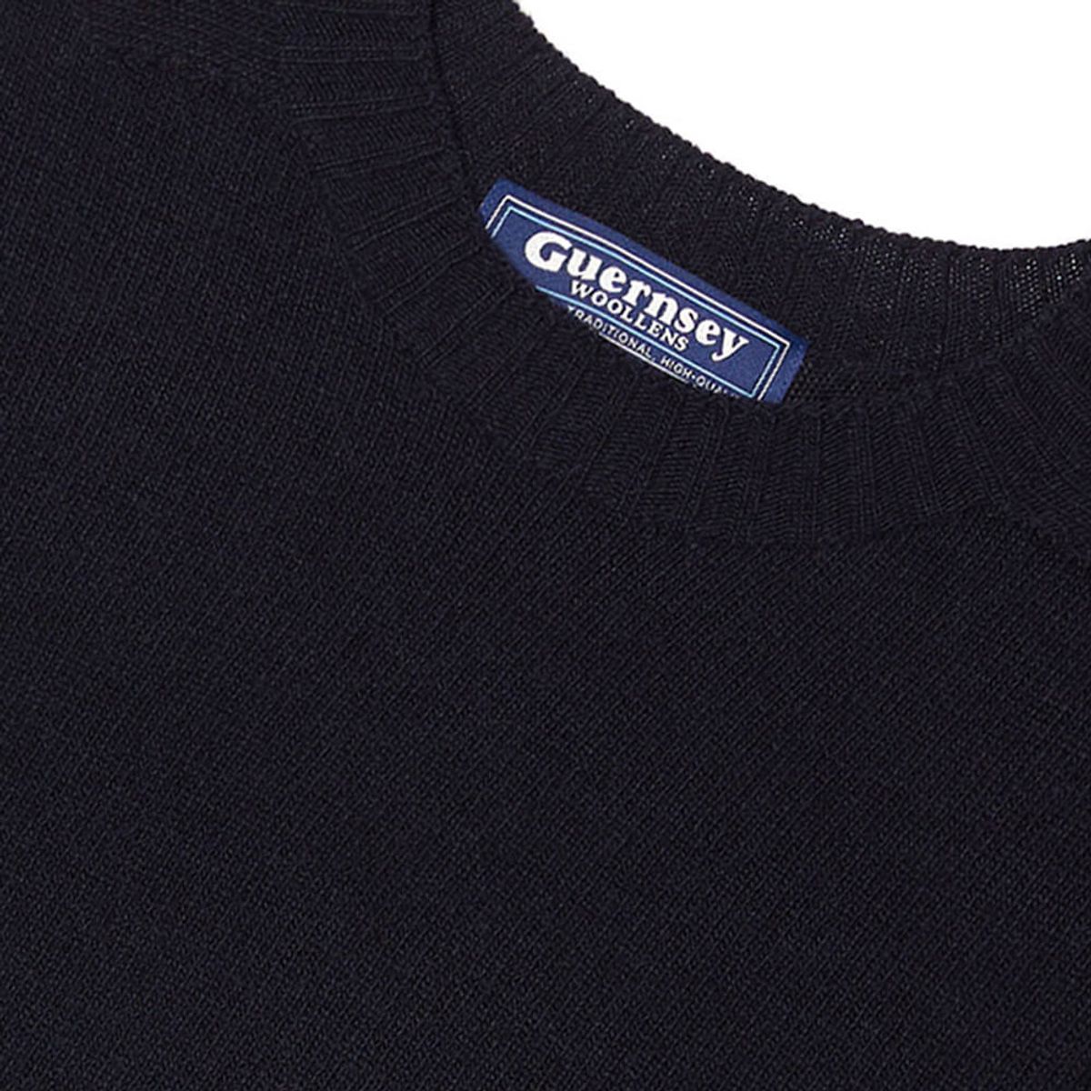 건지 울른스(Guernsey Woollens) 홀가먼트 메리노 울 스웨터 - 네이비