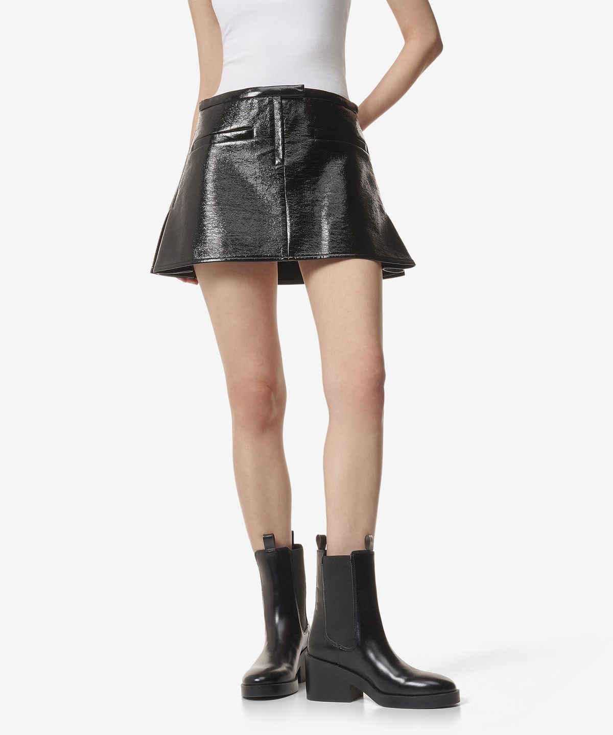 꾸레쥬(COURREGES) 리에디션 로고 글로시 비닐 미니 스커트 - 블랙 / 323CJU116VY00149999