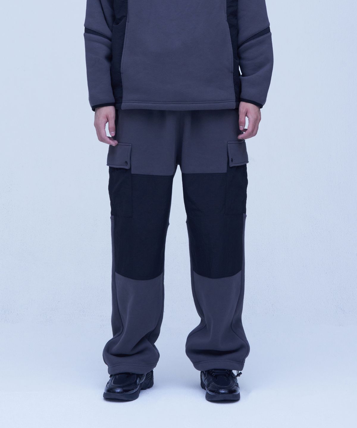 더블유엠씨(WMC) 패널 스웨트 카고팬츠_CHARCOAL GREY