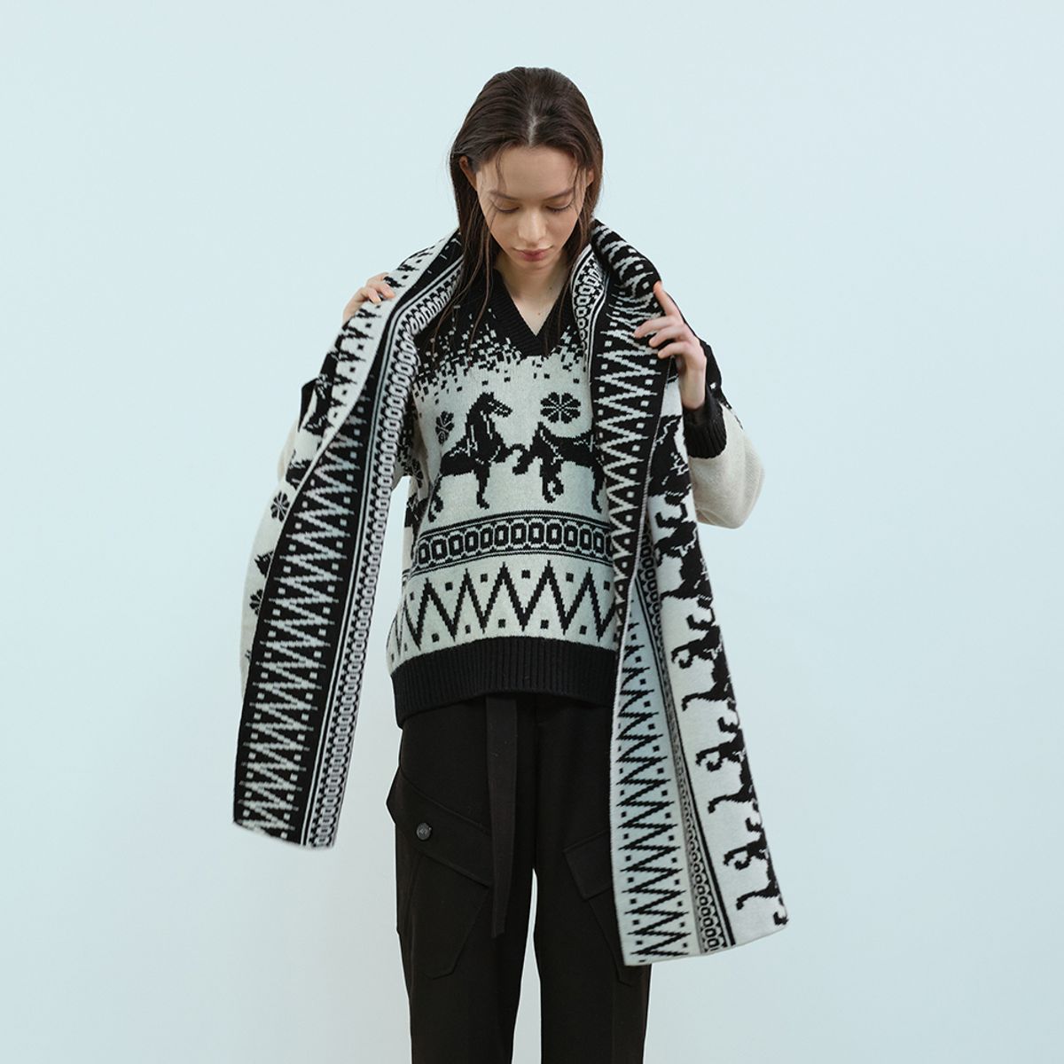 문스워드(MOONSWARD) BLACK & WHITE CLASSIC PATTERN MUFFLER