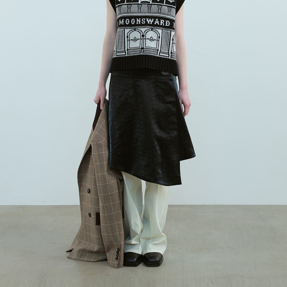 문스워드(MOONSWARD) BLACK FAUX LEATHER FLARED SKIRT