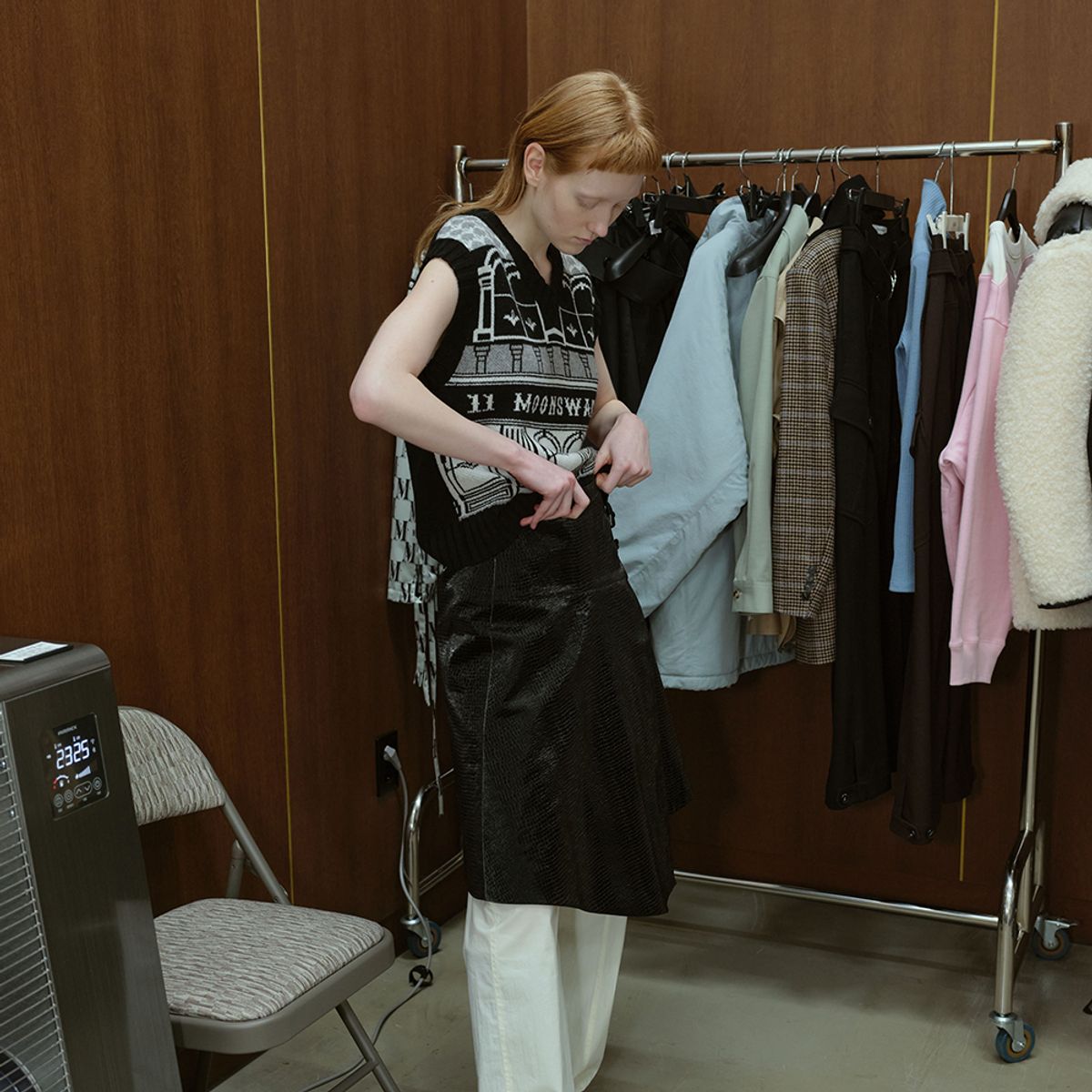 문스워드(MOONSWARD) BLACK FAUX LEATHER FLARED SKIRT