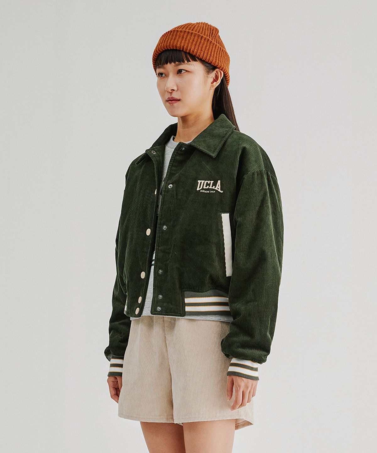 유씨엘에이(UCLA) 남여공용 자수 코듀로이 바시티 패딩 점퍼[KHAKI](UZAUJ83_65)