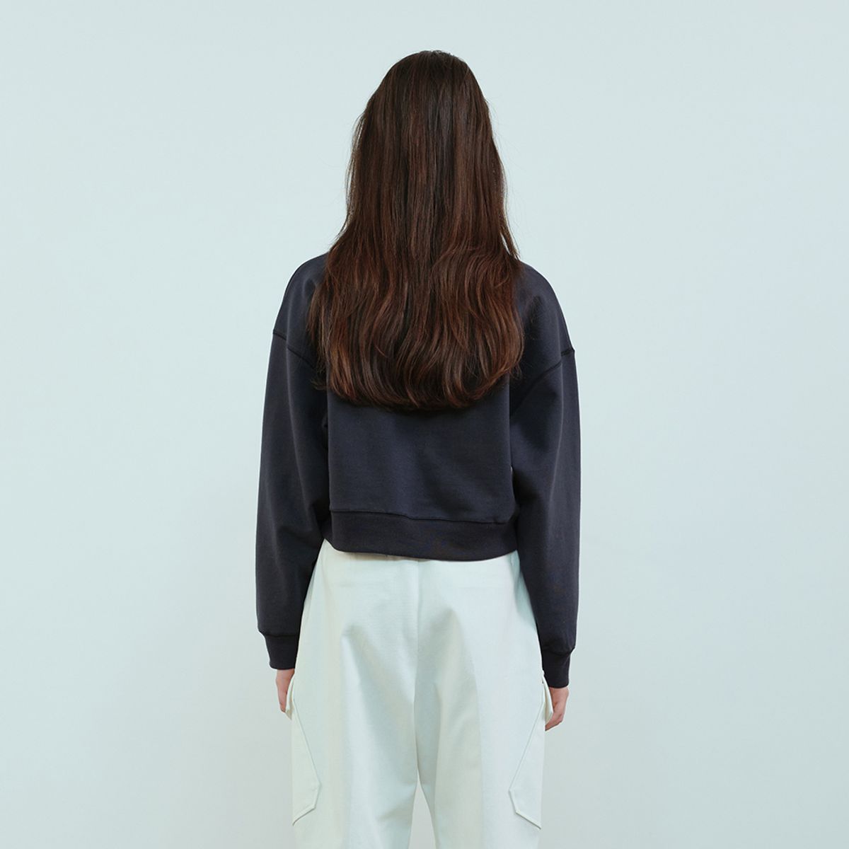 문스워드(MOONSWARD) NAVY STUDIO CROP SWEATSHIRT