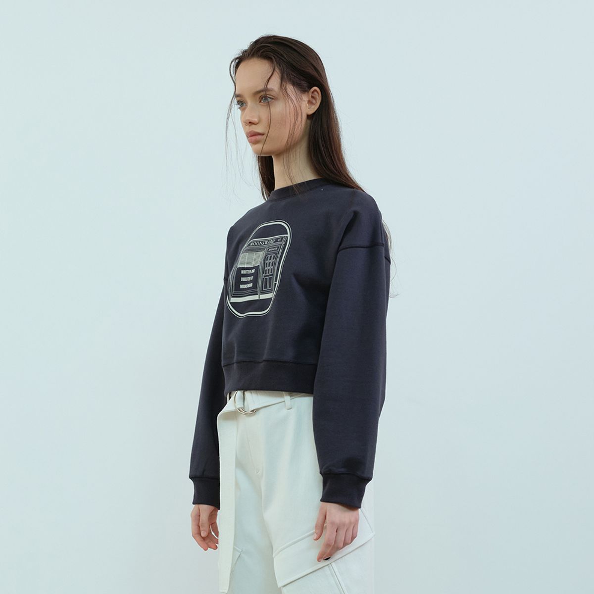 문스워드(MOONSWARD) NAVY STUDIO CROP SWEATSHIRT