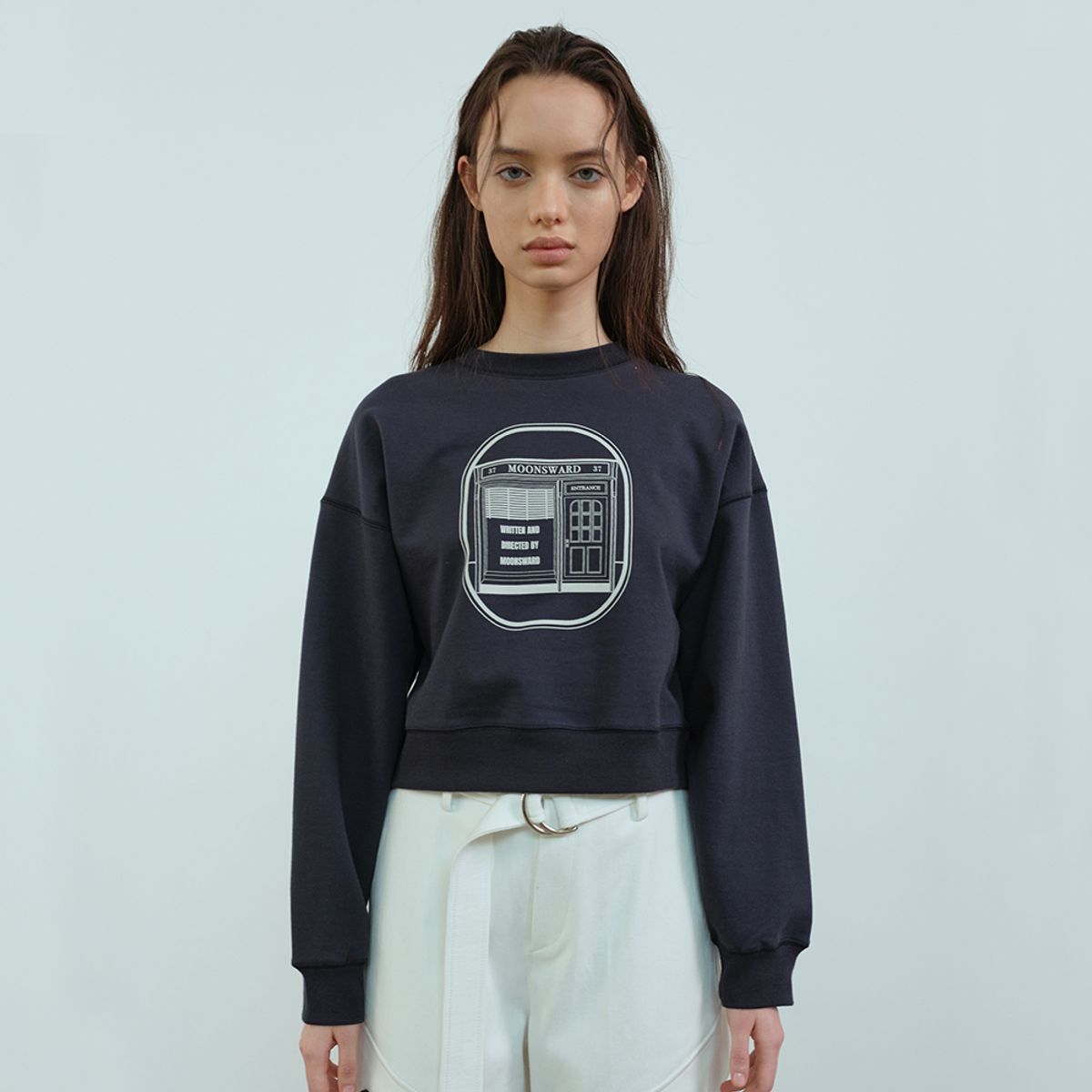 문스워드(MOONSWARD) NAVY STUDIO CROP SWEATSHIRT