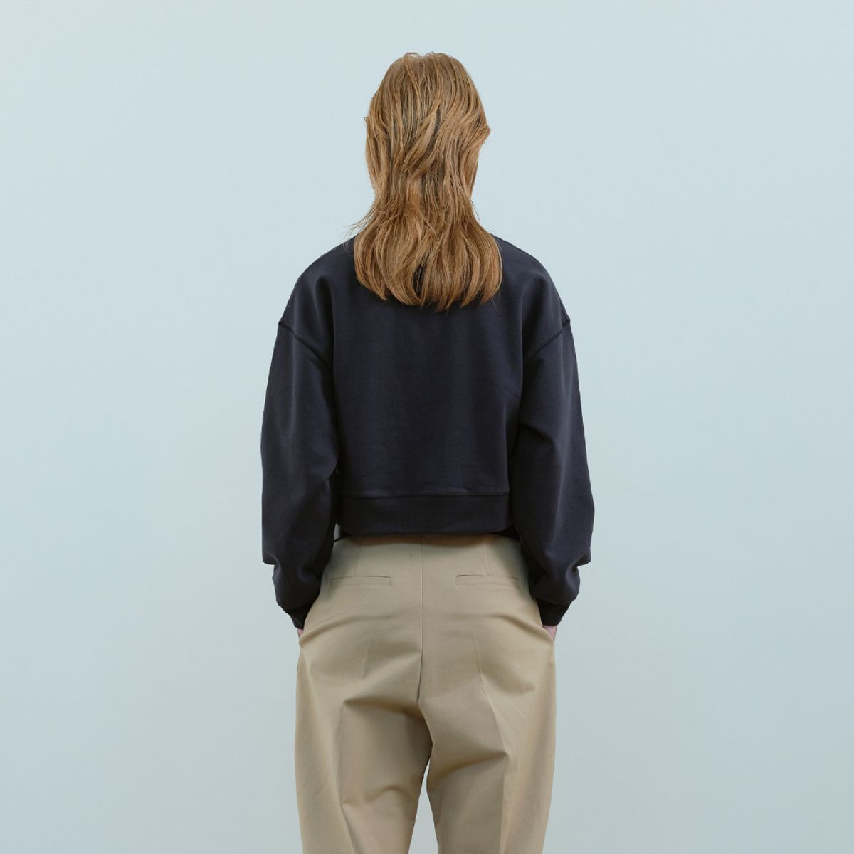 문스워드(MOONSWARD) NAVY HERITAGE CROP SWEATSHIRT