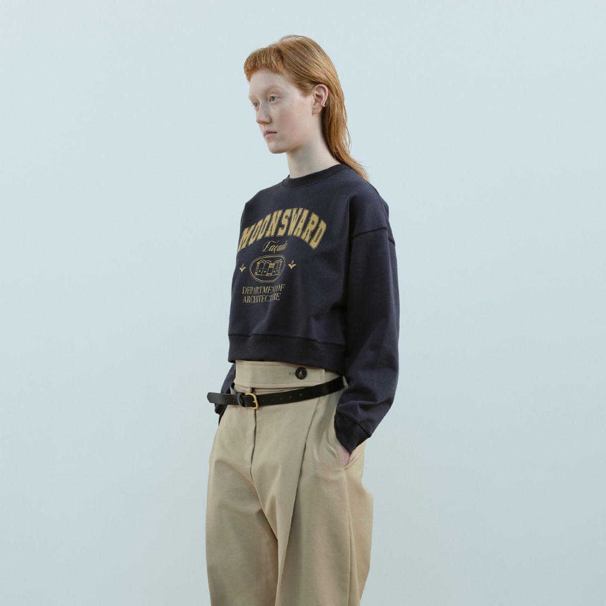 문스워드(MOONSWARD) NAVY HERITAGE CROP SWEATSHIRT