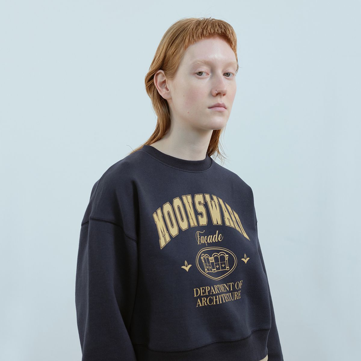 문스워드(MOONSWARD) NAVY HERITAGE CROP SWEATSHIRT