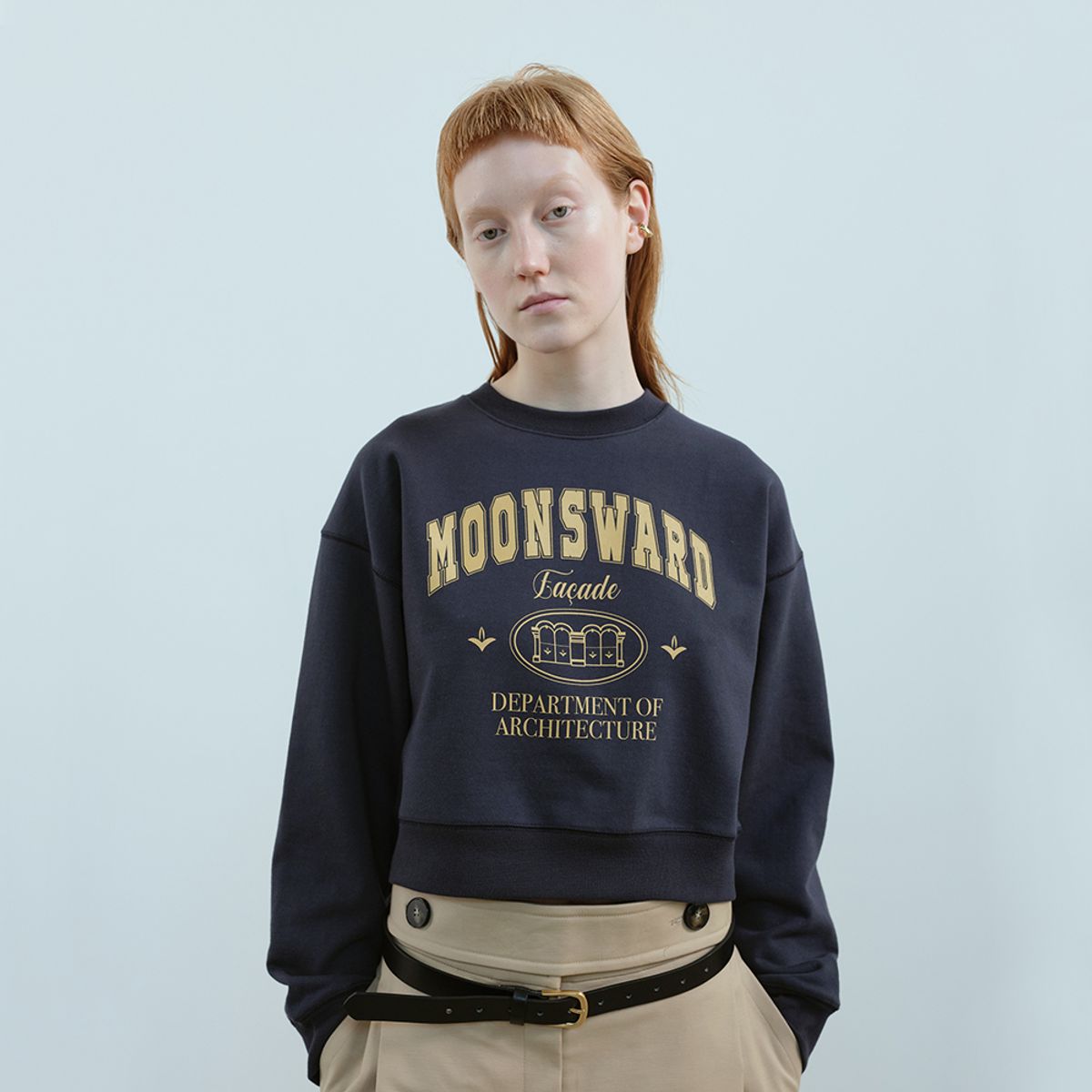 문스워드(MOONSWARD) NAVY HERITAGE CROP SWEATSHIRT