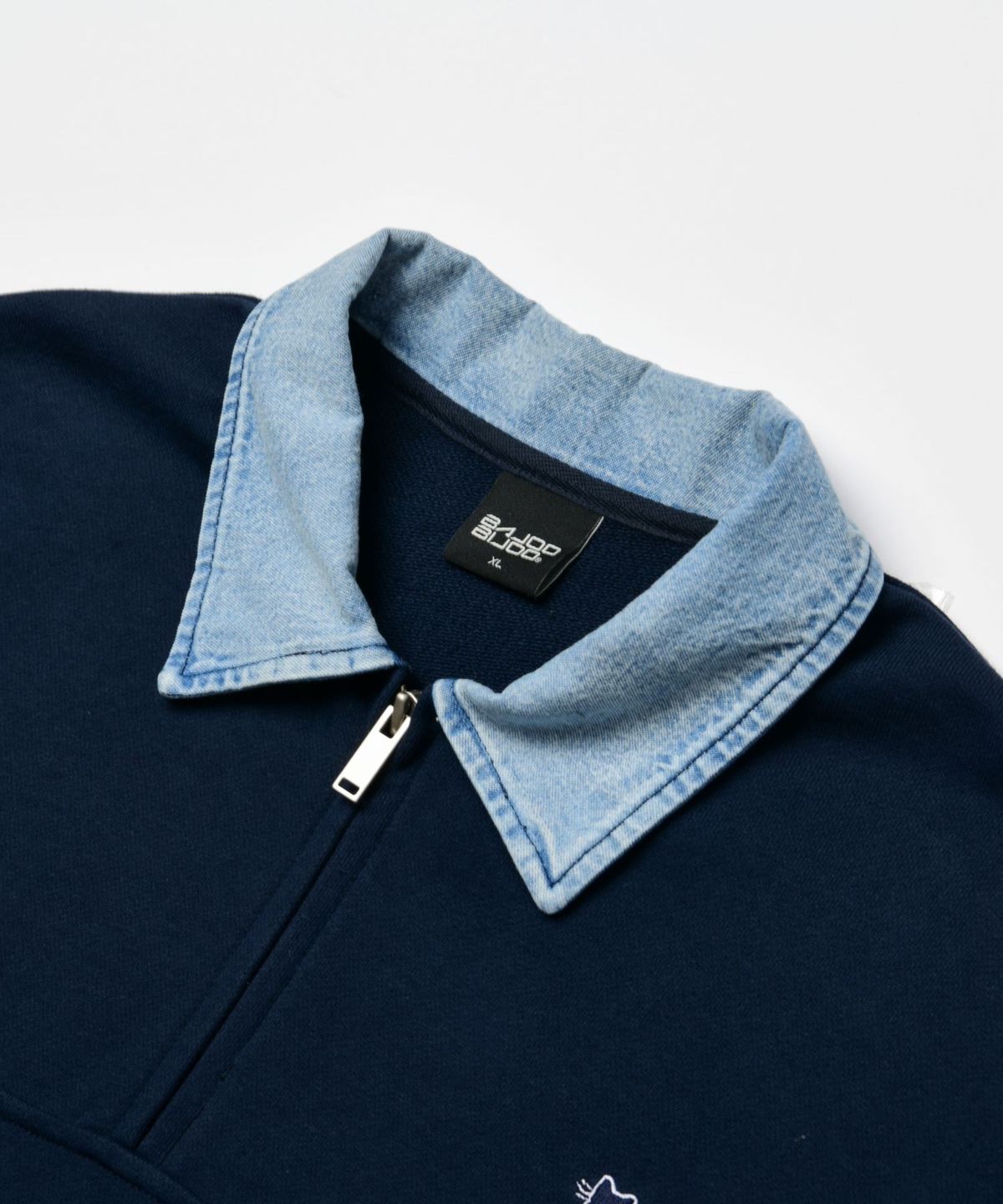 바쥬비쥬(BAJOO BIJOO) Denim Collars Cat Logo Half Zip-Up Sweatshirt [Navy]