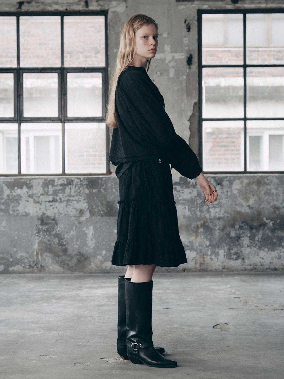 에즈이프 캘리(ASIF CALIE) FLARE BISHOP SLEEVE BLOUSE BLACK