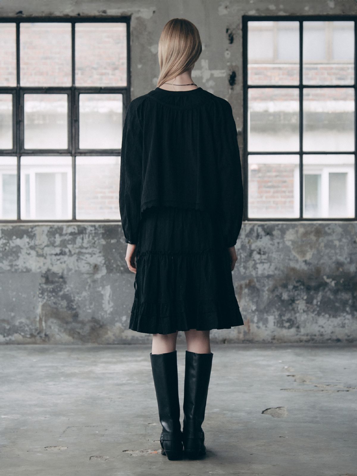 에즈이프 캘리(ASIF CALIE) FLARE BISHOP SLEEVE BLOUSE BLACK