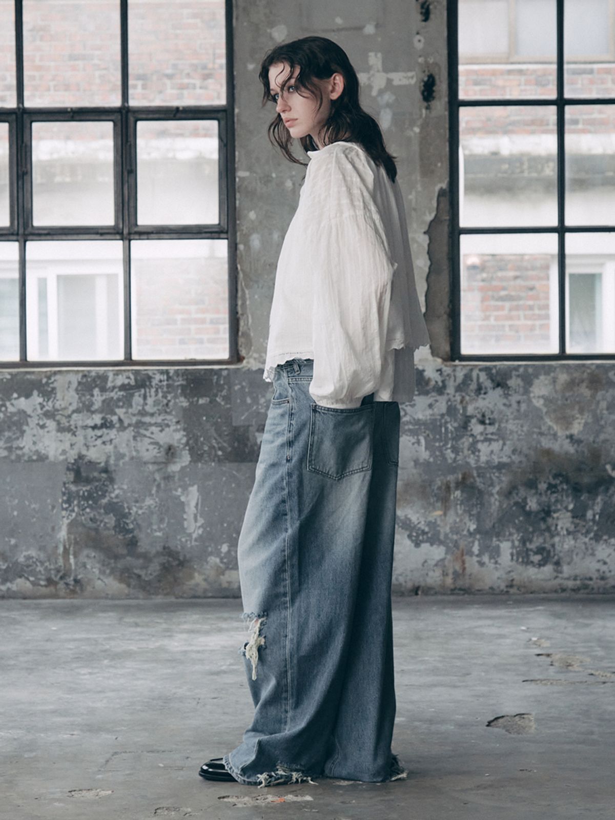 에즈이프 캘리(ASIF CALIE) FLARE BISHOP SLEEVE BLOUSE WHITE