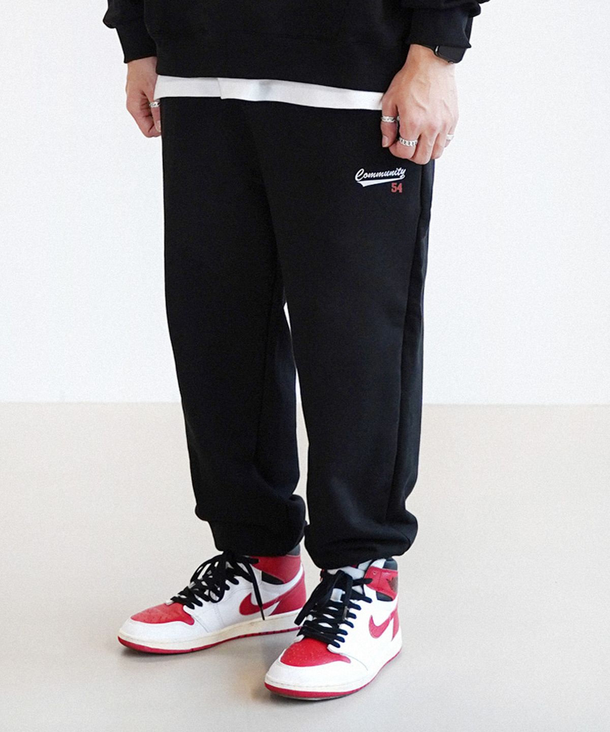 더마일(THEMILE) COMMUNITY 54 SWEAT PANTS[BLACK]