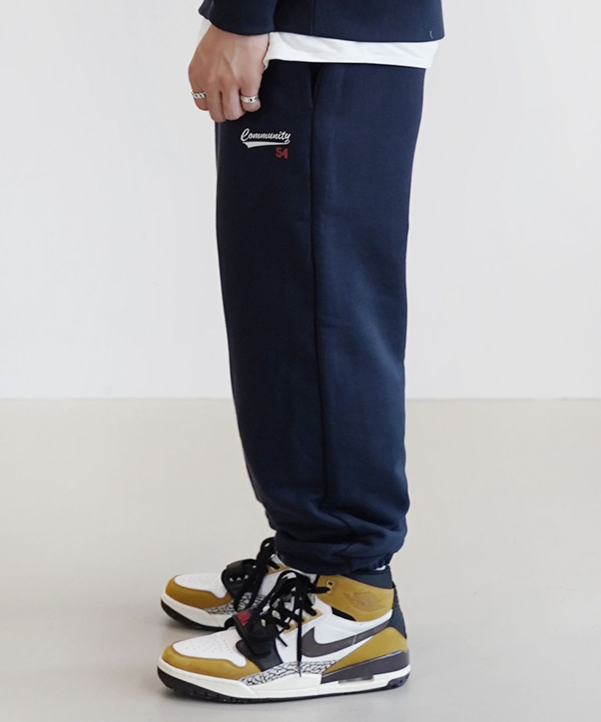 더마일(THEMILE) COMMUNITY 54 SWEAT PANTS[NAVY]