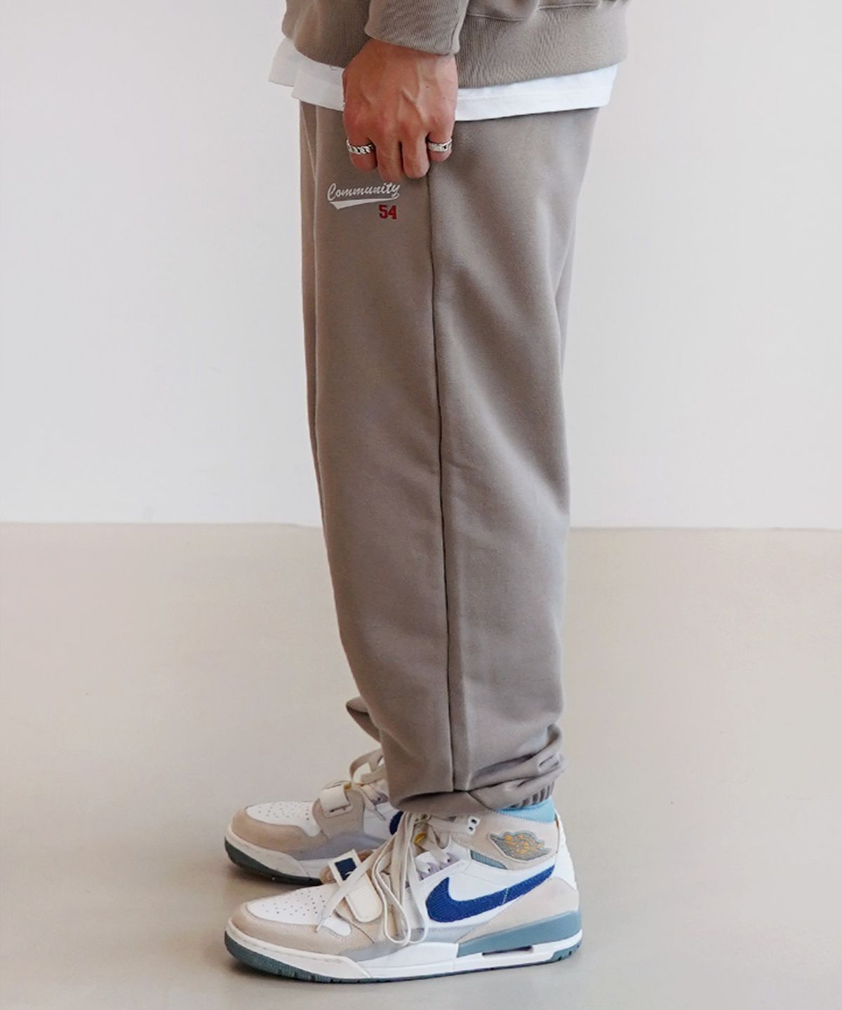 더마일(THEMILE) COMMUNITY 54 SWEAT PANTS[BROWN]