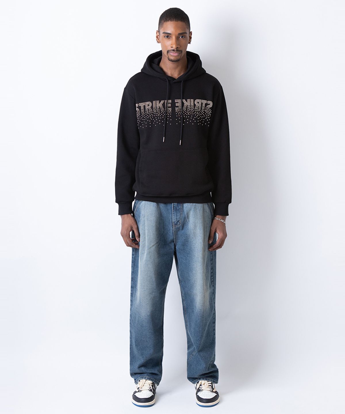 스트라이크(STRIKE) Stud Logo Hoodie (BLACK)