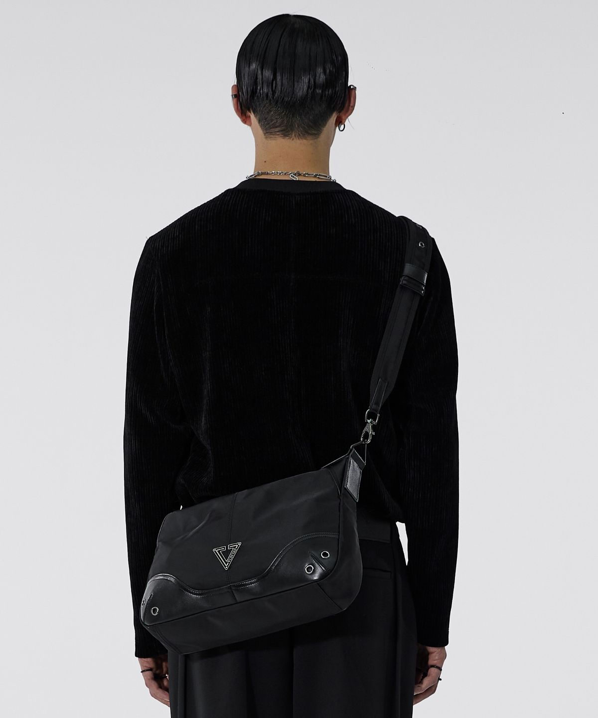 본바트(VONVAT) Center Logo Velour Knit Sleeve