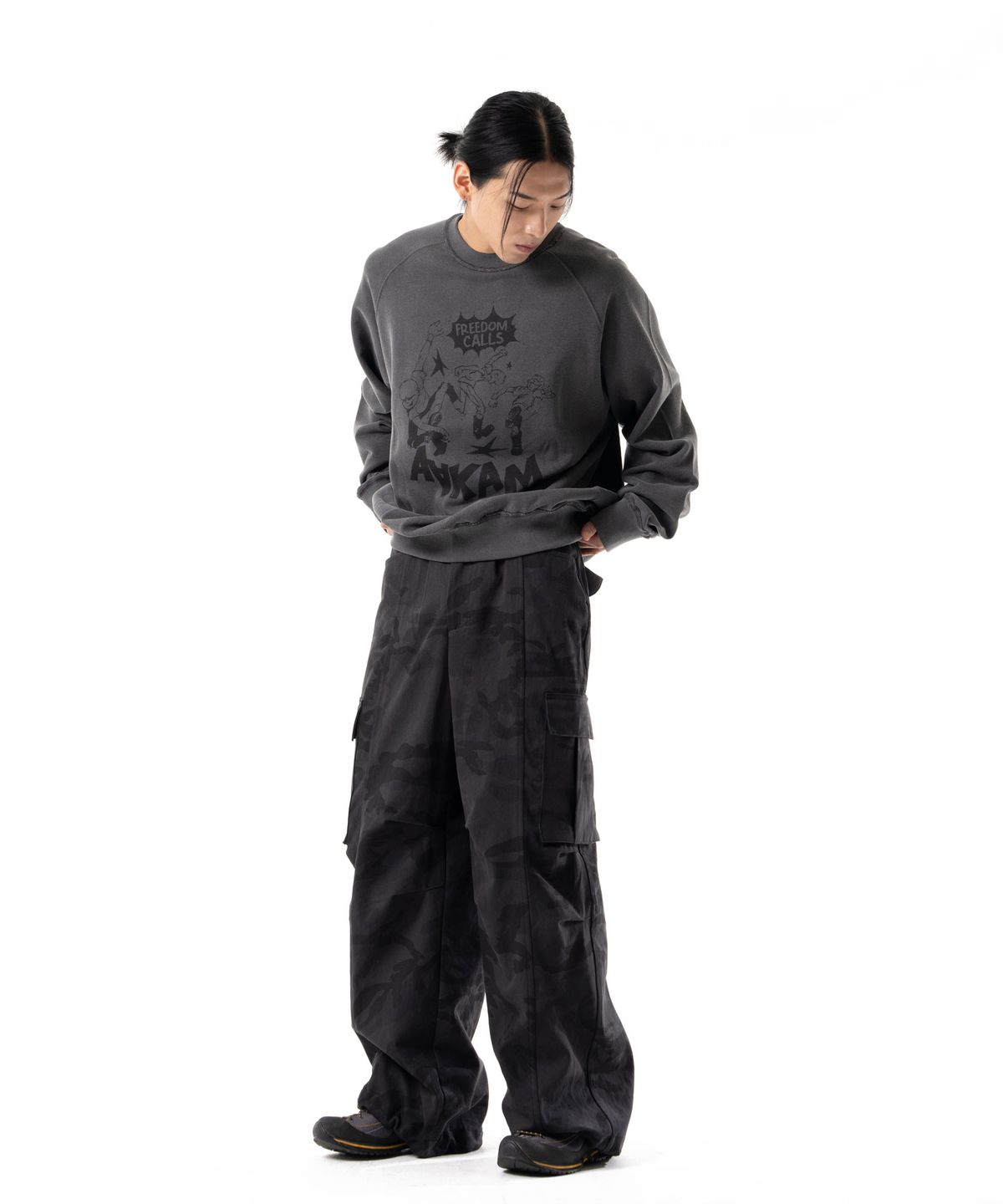아캄(AAKAM) Freedom Printed Raglan Sweatshirt (Dark Gray)