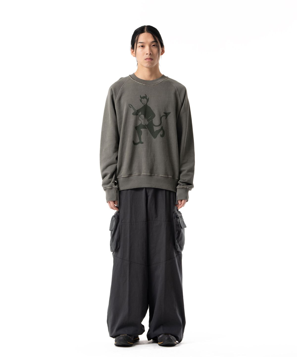 아캄(AAKAM) Devil Printed Raglan Sweatshirt (Dusty Green)