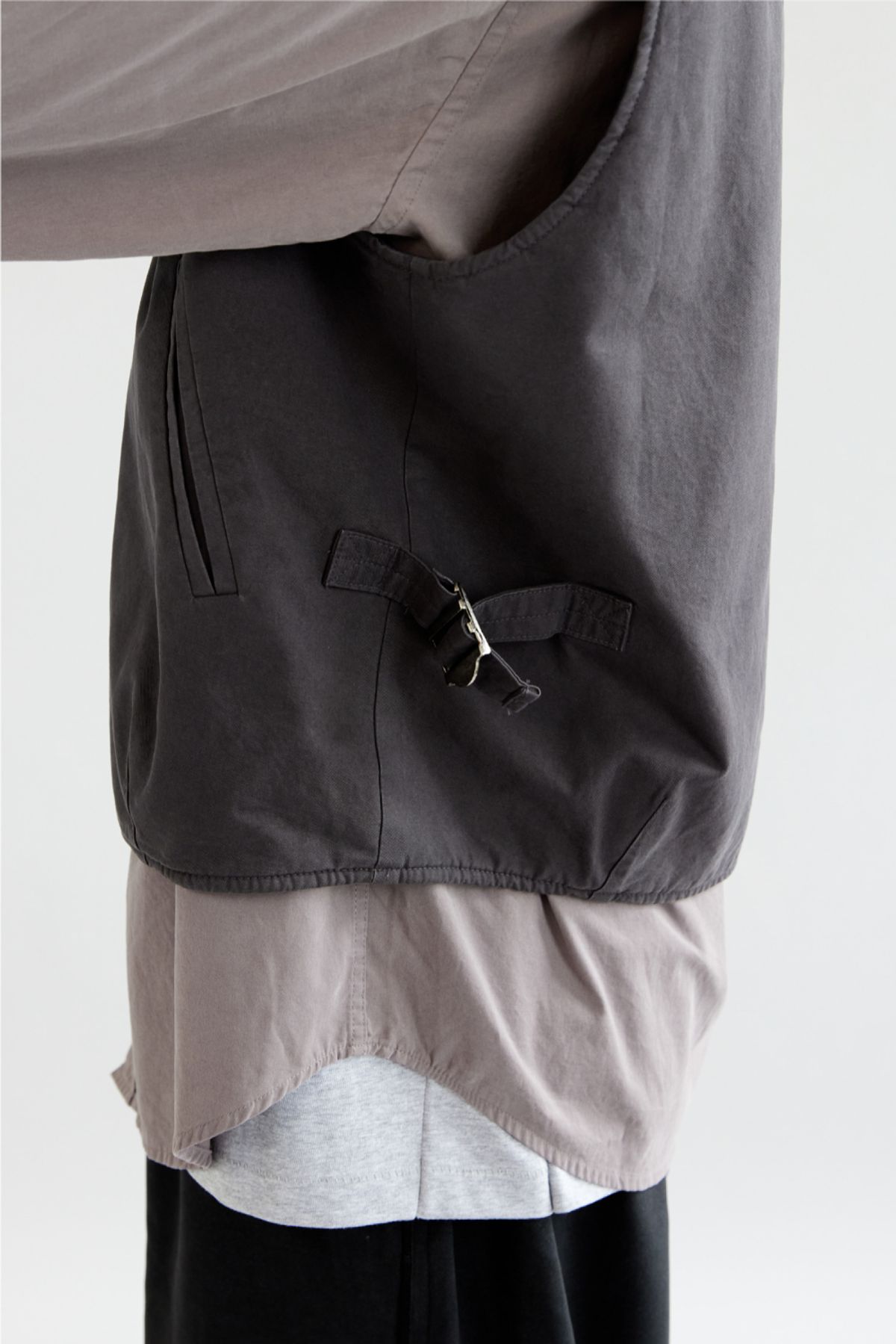 해칭룸(HATCHINGROOM) Layering Vest Charcoal