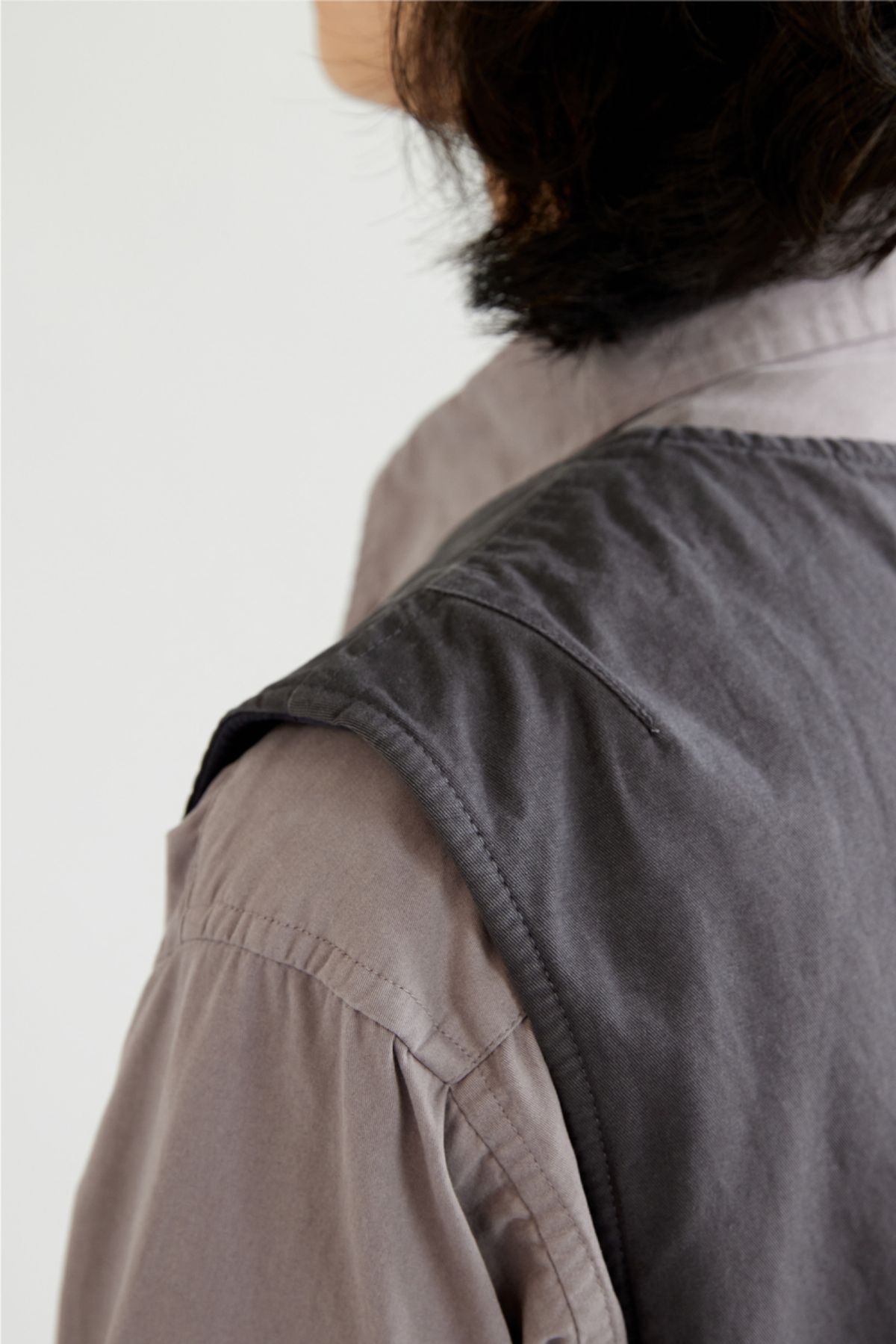 해칭룸(HATCHINGROOM) Layering Vest Charcoal