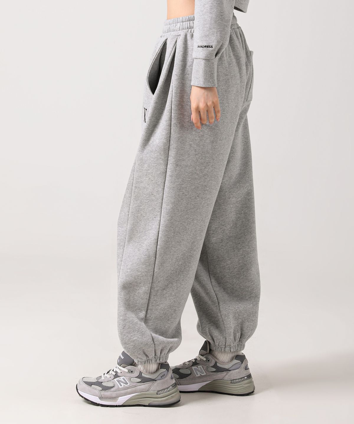 어반드레스(AVANDRESS) Ivy Wide Jogger Pants BLACK