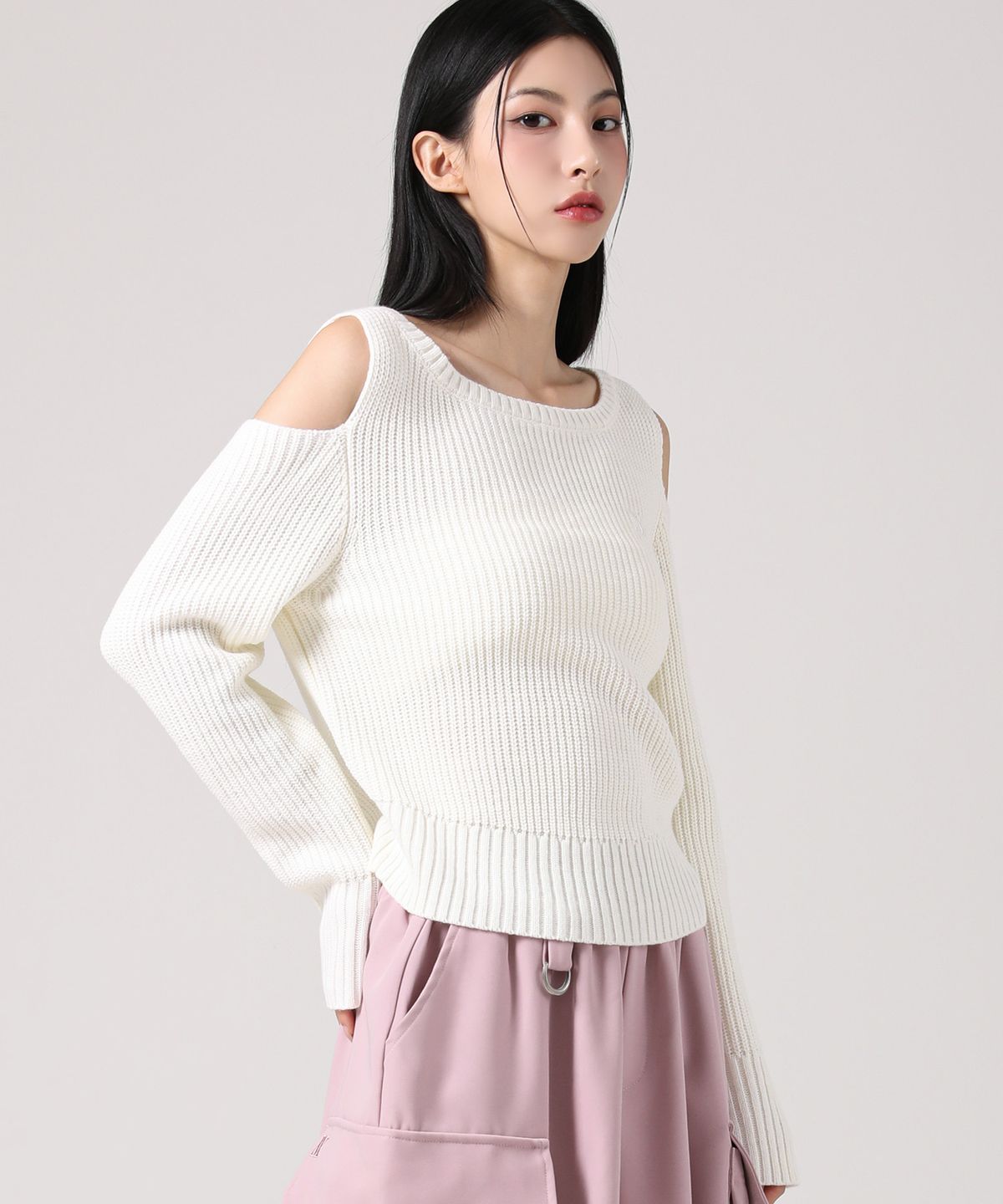 어반드레스(AVANDRESS) Noga Shoulder Cut-out Knit BLACK