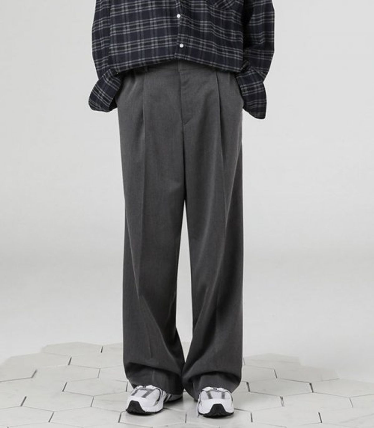 어반드레스(AVANDRESS) Modern Onetuck Wide Slacks CHARCOAL