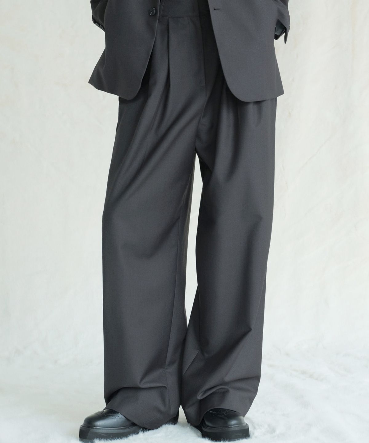 어반드레스(AVANDRESS) Two-Tuck Slacks 101 OLIVE