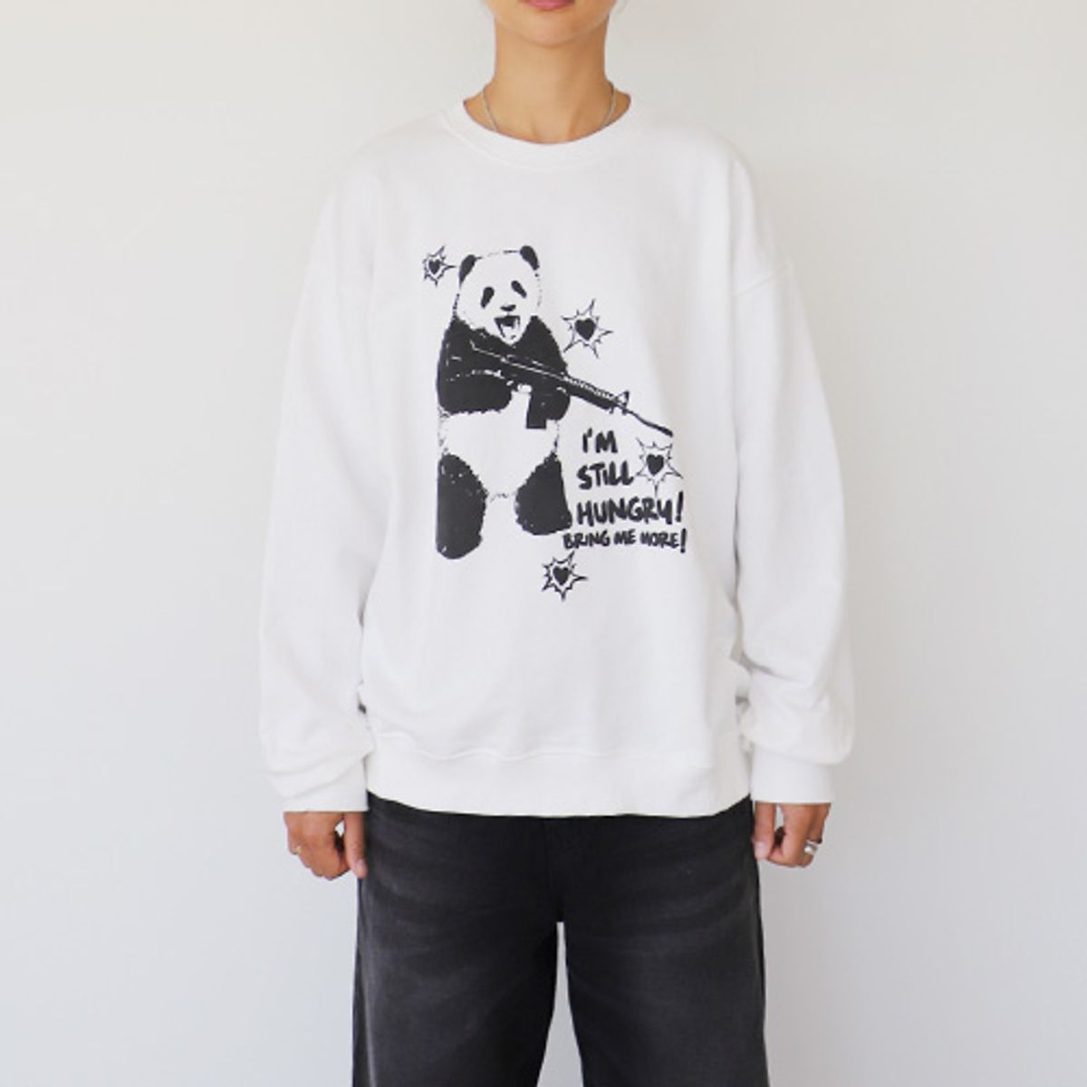 크루치(KRUCHI) HUNGRY PANDA SWEATSHIRT (IVORY)