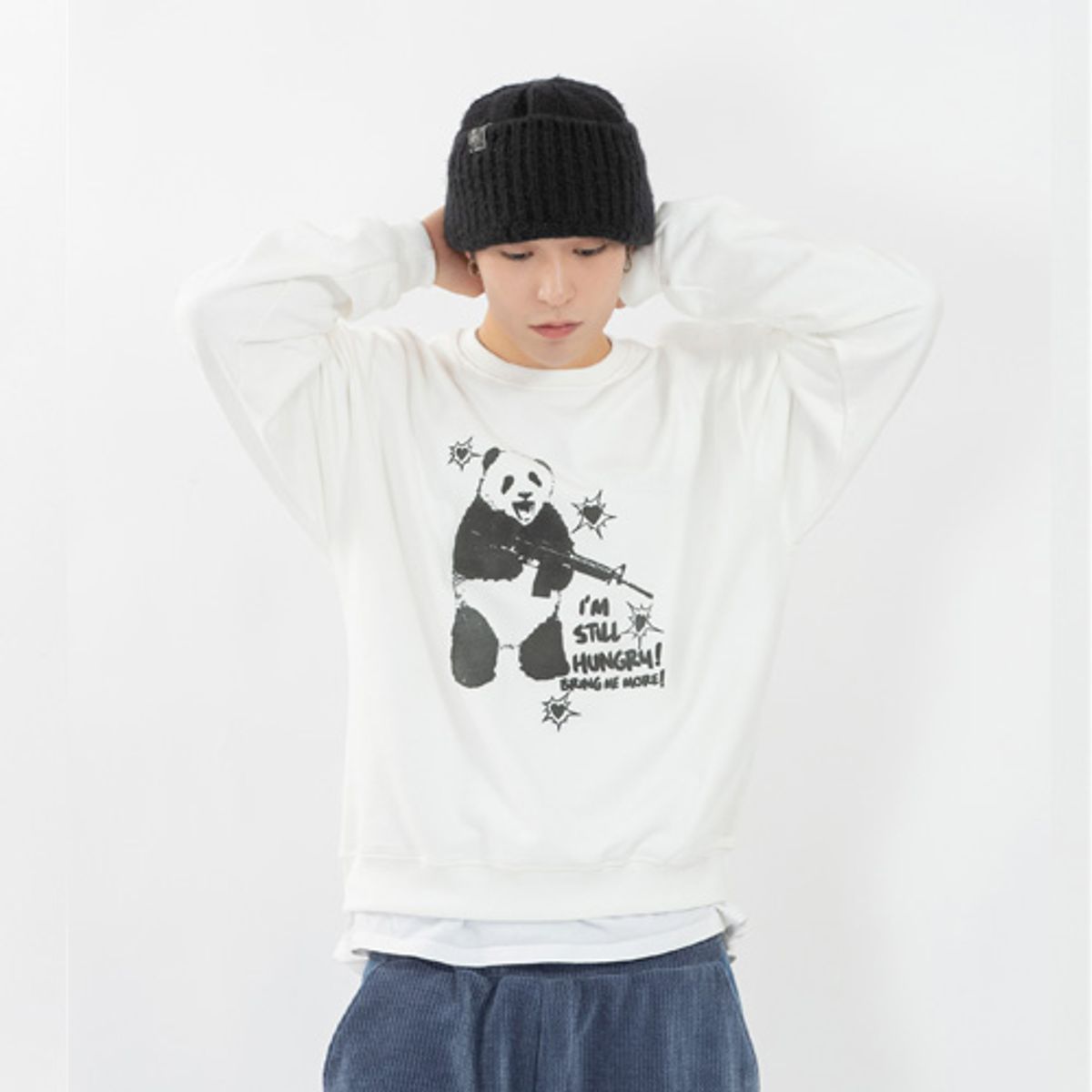 크루치(KRUCHI) HUNGRY PANDA SWEATSHIRT (IVORY)