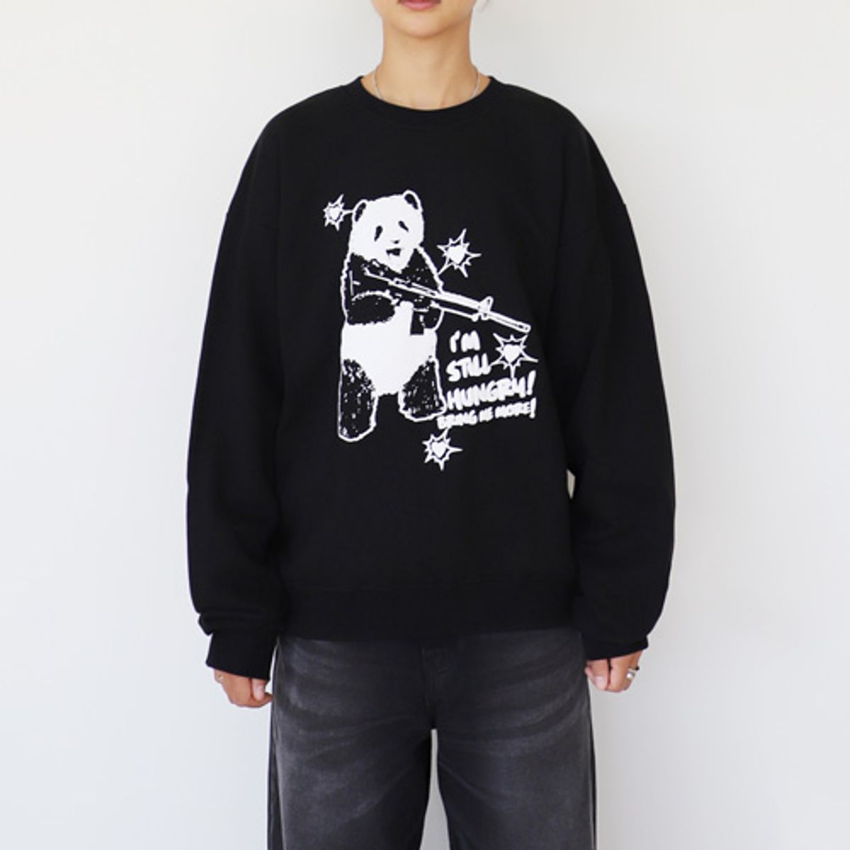 크루치(KRUCHI) HUNGRY PANDA SWEATSHIRT (BLACK)
